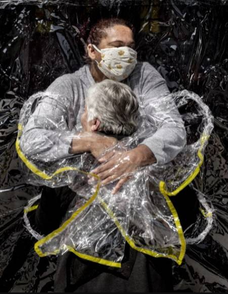 "العناق الأول" لمادس نيسن